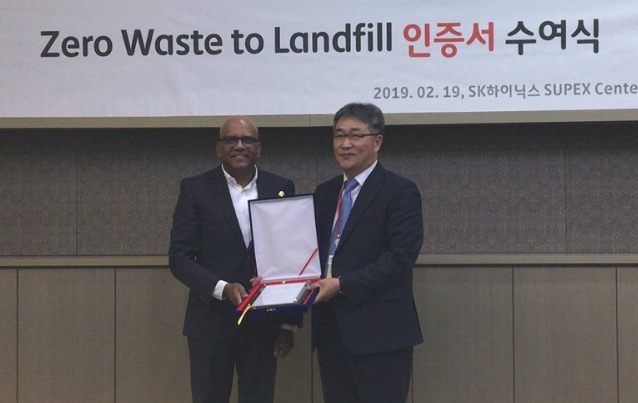 이천 본사 수펙스 센터 폐기물 매립 제로 실버 등급 수여식 – UL 사지브 제수다스 사장과 SK하이닉스 SHE 담당 김형수 전무가 기념 사진을 촬영하고 있다. (사진=SK하이닉스)