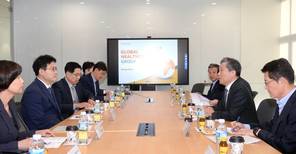 25일 성윤모 산업통상자원부 장관이 대웅제약의 충북 오송공장을 방문해, 오송공장의 스마트생산 라인을 둘러보고 대웅제약 윤재춘, 전승호 사장과 면담을 나누었다. (사진=대웅제약)