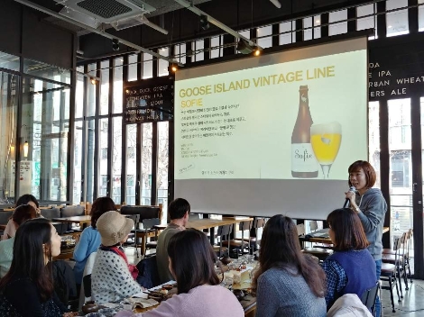 신한은행이 ‘쏠(SOL) 클래스’ 정식 오픈에 앞서 지난 2월 23일 진행한 ‘크래프트 맥주 클래스’ 무료 체험 이벤트에서 참가 고객들이 에일맥주에 대해 설명을 듣고 있는 모습. 사진=신한은행