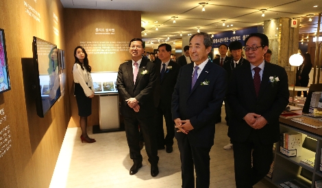 이날 개관식에 참석한 윤준병 서울특별시 행정1부시장(오른쪽 두 번째), 임영진 신한카드 사장(왼쪽 두 번째) 등이 을지로사이 컬처존을 살펴 보고 있는 모습. 사진=신한카드