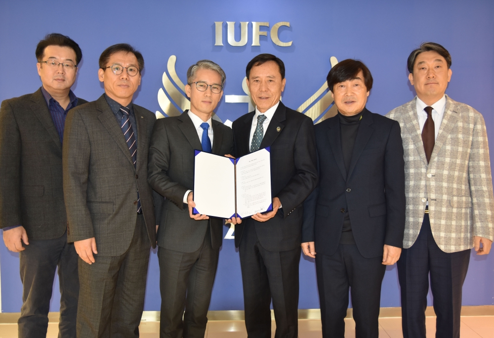 한국지엠 영업본부 최상기 상무(가운데 왼쪽)와 인천구단 전달수 대표이사를 비롯한 관계자들이 인천축구전용경기장 내 사무국에서 상호 업무협약식을 가졌다.(사진=한국지엠)