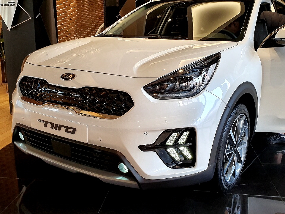 더 뉴 니로에 새롭게 적용된 라디에이터 그릴과 주간주행등.(사진=최영록 기자)