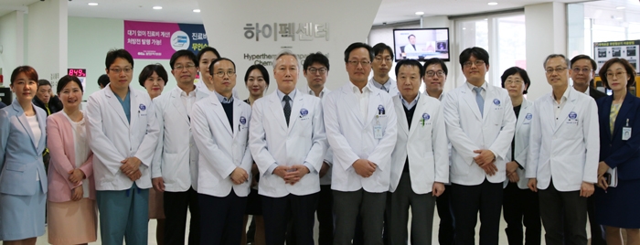 앞줄 다섯번째부터, 이상혁 진료부원장과 이찬 하이펙센터장, 김재화 병원장을 비롯해 하이펙센터 의료진들이 개소식 후 기념촬영을 하고 있다. (사진=분당차병원)