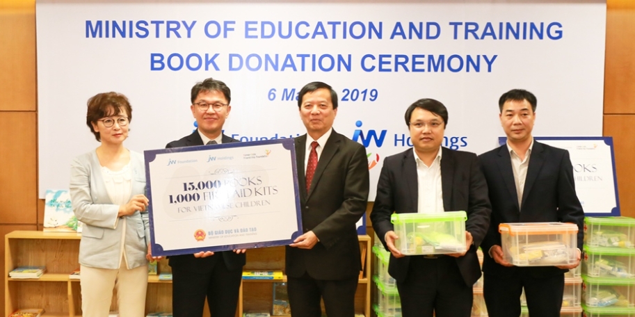 좌로부터 장은숙 한국아시아우호재단 베트남 지부장, 이종훈 중외학술복지재단 사무국장, 팜 치 끄엉(Pham Chi Cuong) 베트남 교육훈련부 국제협력국 부국장 등 관계자들이 베트남에서 열린 도서 기증식에서 기념 촬영을 하고 있다. (사진=JW그룹)