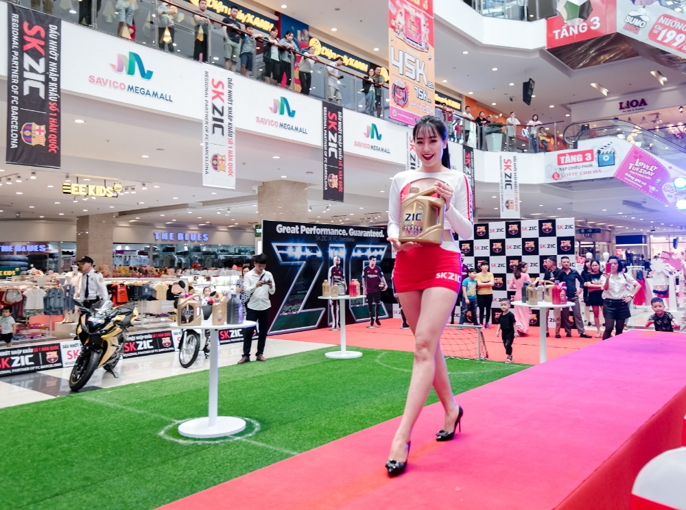 베트남 하노이 시에서 열린 SK ZIC-FCB 브랜드 런칭 행사에서 SK루브리컨츠 모델이 FC바르셀로나 선수 이미지가 부착된 SK ZIC제품을 선보이고 있다. (사진=SK ZIC)