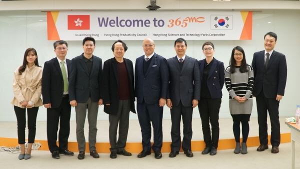 홍콩투자청, 홍콩생산력 촉진국, 홍콩 사이언스&테크놀로지 파크 관계자들이 지난달 26일 서울 365mc병원을 찾아 병원 시설 및 지방흡입 시스템 적용 사례를 살펴봤다. 사진은 365mc네트웍스 김남철 대표이사(왼쪽에서 네번째)와 홍콩투자청 찰스 응 부청장(왼쪽에서 다섯번째)를 비롯한 관계자들. (사진=365mc)