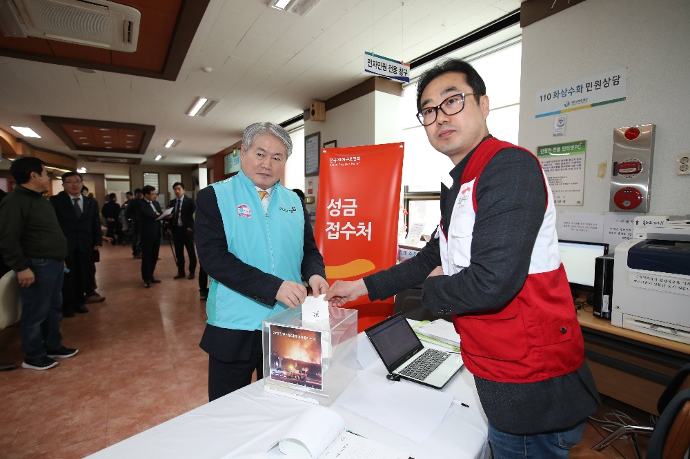 좌측, 김용익 이사장 성금 전달 (사진=건보공단)