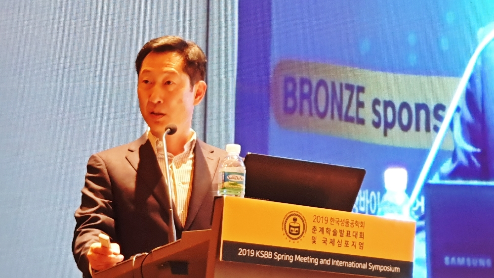 삼성바이오에피스 고한승 사장이 `2019 한국생물공학회 춘계학술대회 및 국제 심포지엄`에서 국내외 바이오 업계 전문가들을 대상으로 특강을 진행하고 있다. (사진=삼성바이오에피스)