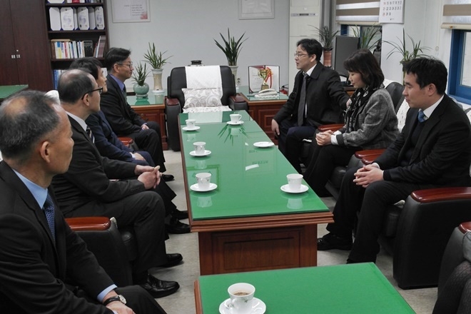 부산지검 윤경원 부장검사 일행이 권기한 교장 등 직원들과 대화를 나누고 있다.