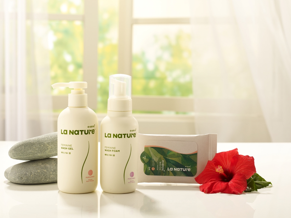 ▲(라네이처 여성청결제 3종) 왼쪽부터 차례로 젤, 폼, 물티슈 타입 (사진=유한킴벌리)