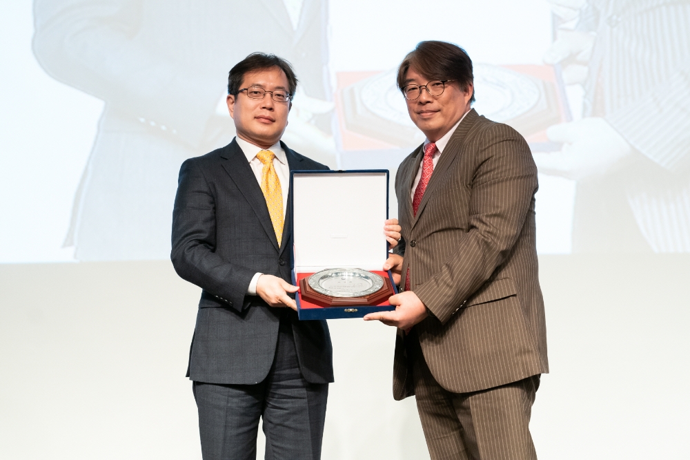 배하석 이대목동병원 재활의학과 교수가 문화체육관광부 장관 표창을 받은 후 강정원 문화체육관광부 체육국장과 기념 촬영을 하고 있다. (사진=이대목동병원)