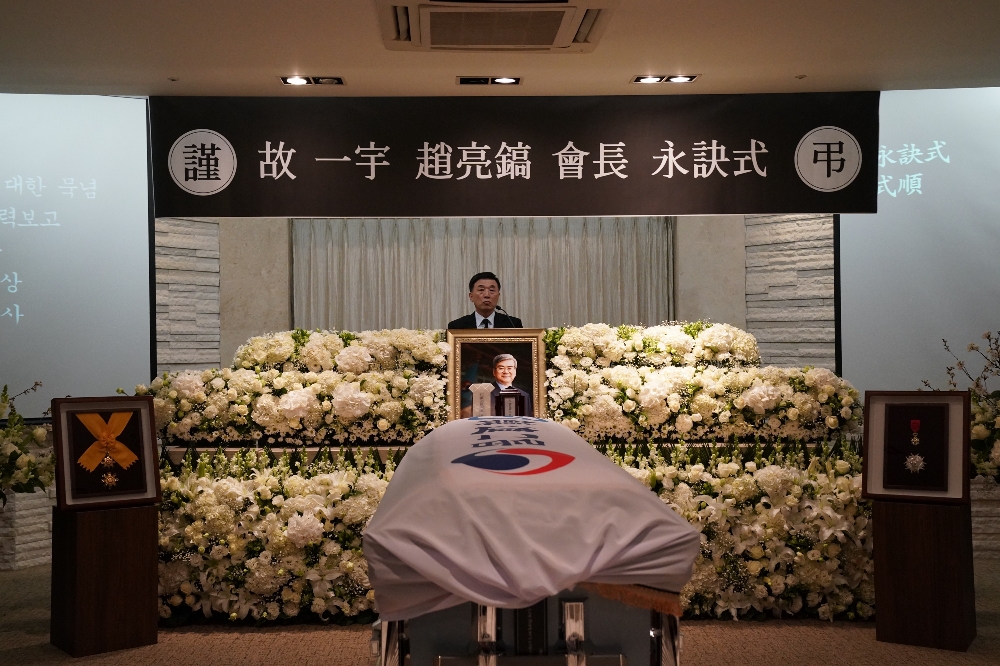 서용원 (주)한진 사장이 지난 45년 동안 수송 거목으로 큰 자취를 남긴 조양호 회장의 약력을 소개하고 있는 모습.(사진=한진그룹)