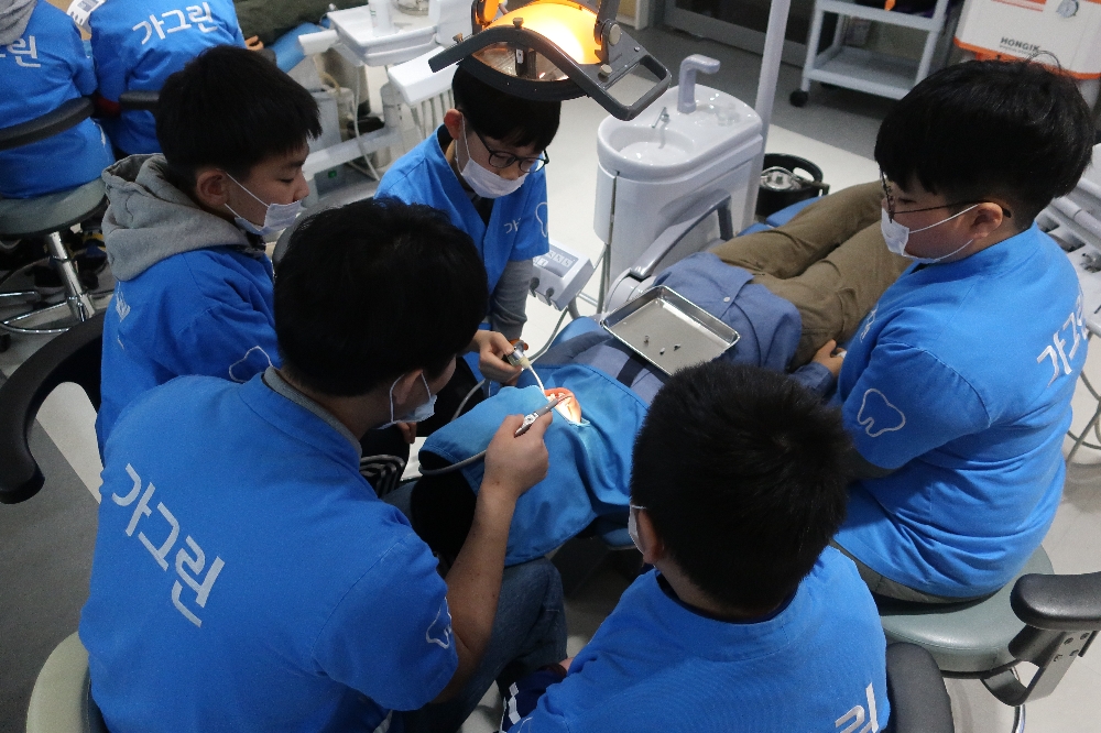 어린이 직업 체험 테마파크 키자니아의 동아제약 가그린 치과에서 어린이들이 환자를 진료하고 있다. (사진=동아제약)