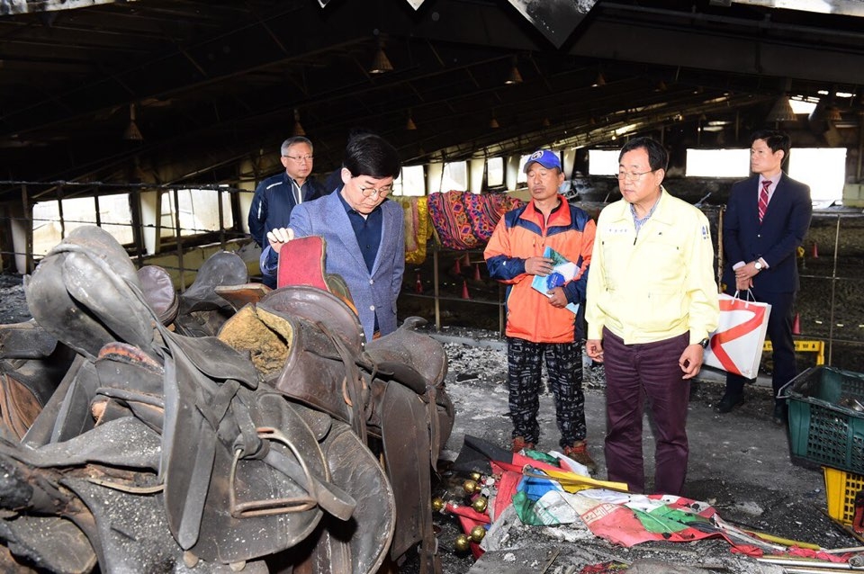 사진 왼쪽 두번째부터 김낙순 회장, 박춘식 사무국장, 김철수 속초시장(사진=마사회)