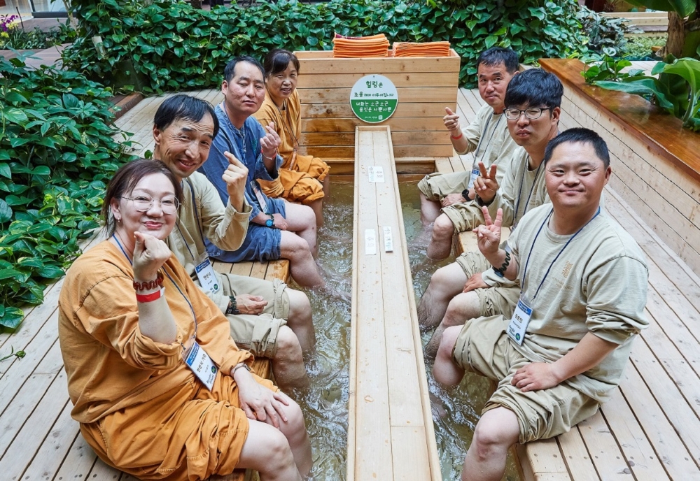 현대오일뱅크 장애인 직원과 가족들이 양평의 한 캠프장에서 족욕을 즐기고 있다.(사진=현대오일뱅크)