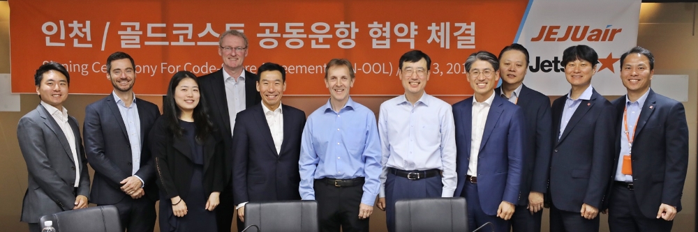 3일 서울 강서구 하늘길 제주항공 회의실에서 진행한 ‘제주항공-제트스타 에어웨이즈 인천~호주 골드코스트 노선 공동운항 협약식’에서 제주항공 이석주사장(사진 왼쪽에서 일곱번째)와 제트스타 에어웨이즈 앨런맥킨타이어(Alan McIntyre)커머셜본부장(사진 왼쪽)에서 여섯번째)을 포함한 참석자들이 기념사진 촬영을 하고 있다. (사진=제주항공 제공)