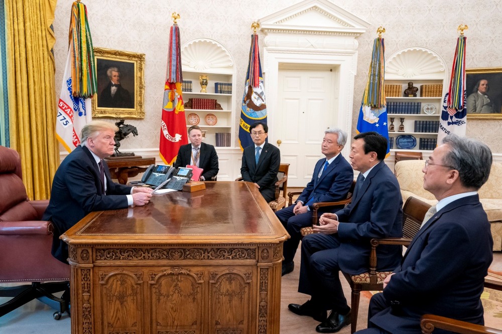 왼쪽부터 도널드 트럼프 미국대통령, 매슈 포틴저 국가안전보장회의(NSC) 아시아 담당 선임보좌관, 김교현 롯데화학BU장, 조윤제 주미대사, 롯데그룹 신동빈 회장, 윤종민 롯데지주 경영전략실장. (사진=롯데)