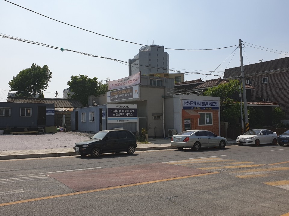 삼성4구역 재개발조합 사무실 앞에 대림산업과 대우건설의 현수막이 걸려 있다.(사진=조합원)