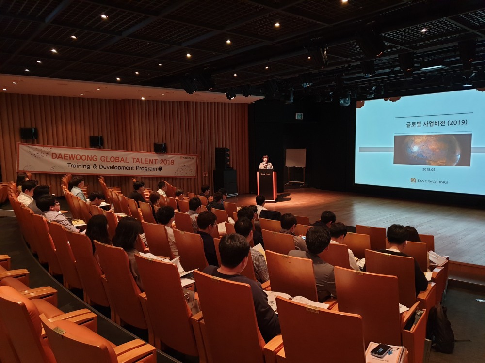 박현진 대웅제약 글로벌 사업본부장이 5월 11일 ‘글로벌 우수인재 프로그램’의 킥-오프(Kick-off)행사에서 글로벌 비전을 설명하고 있다. (사진=대웅제약)