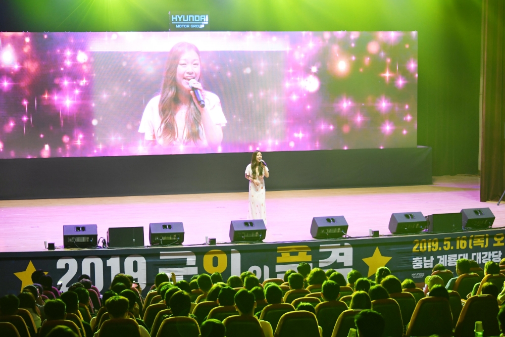 ‘2019 군인의 품격’ 개막행사에서 가수 박정현씨가 열창하고 있는 모습.(사진=현대자동차)