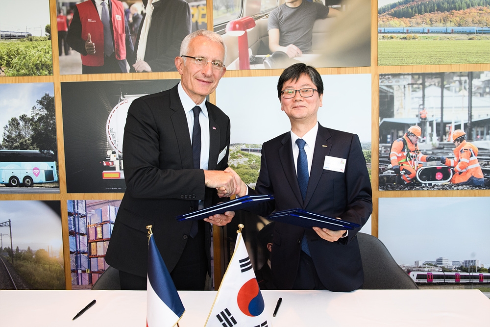 16일(현지시각) 프랑스 파리에 위치한 SNCF 본사에서 코레일과 SNCF간 협력 강화를 위한 MOU를 체결했다. (사진 오른쪽부터 손병석 코레일 사장, 기욤페피 SNCF 사장)