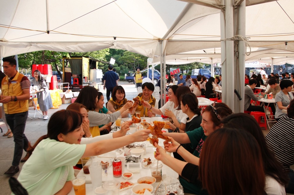 건국대병원 통합노조는 지난 16일교직원 한마음 축제를 열었다. 교직원들이 모여 치맥데이를 즐기는 모습. (사진=건대병원 제공)
