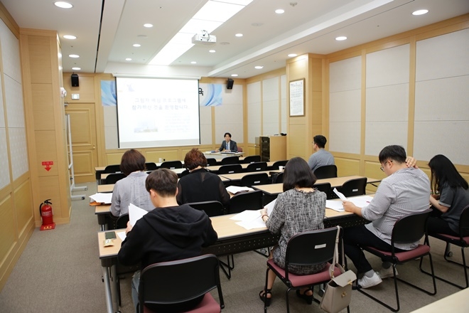 유정우 공보판사의 안내에 따라 그림자배심원 7명이 사기사건에 대한 국민참여재판에서 유무죄 평결과 양형의견을 토의하고 있다.