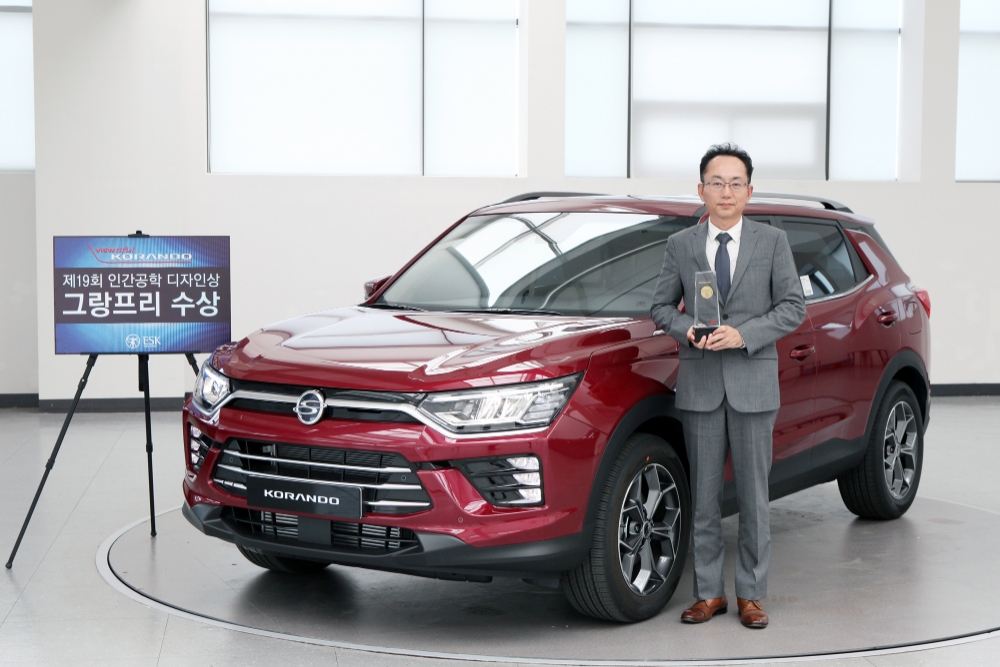 이태원 기술연구소장이 코란도 앞에서 포즈를 취하고 있다.(사진=쌍용자동차)