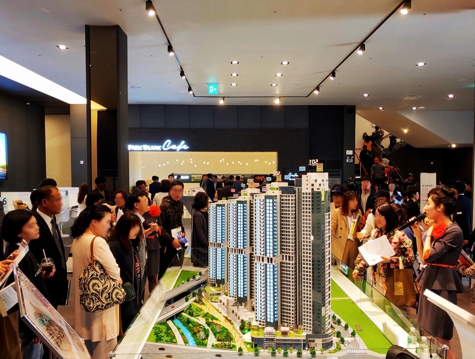 세종 린스트라우스 모델하우스를 방문한 고객들.(사진=우미건설)
