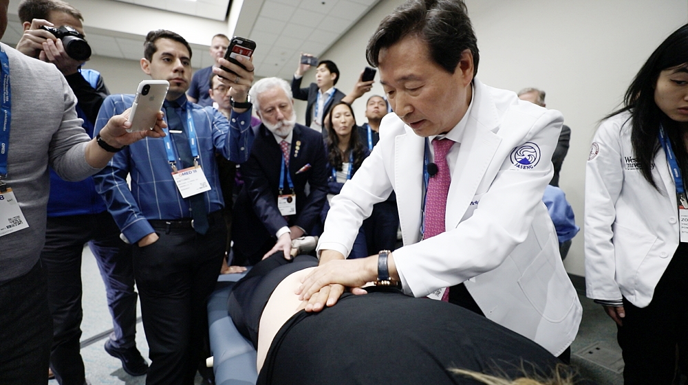 자생의료재단 신준식 명예이사장은 지난해 미국 샌디에이고에서 열린 ‘OMED 2018’에서 미국 의료계 전문가들을 대상으로 한의학 강연을 실시했다. (사진=자생의료재단)