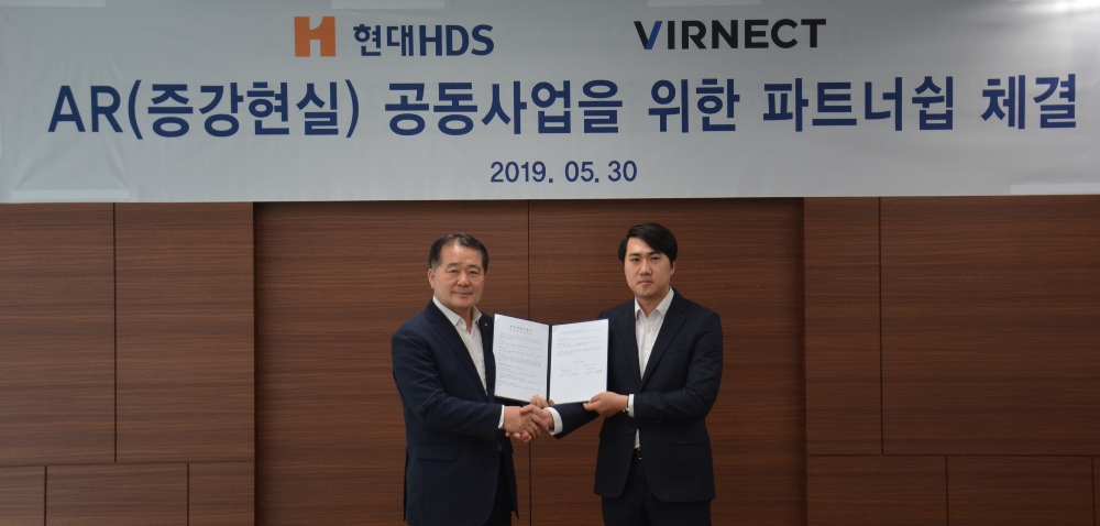 현대 HDS 최철식 대표이사(왼쪽)와 버넥트 하태진 대표(오른쪽)가 협약식 후 기념사진을 찍고 있다. (사진=버넥트)