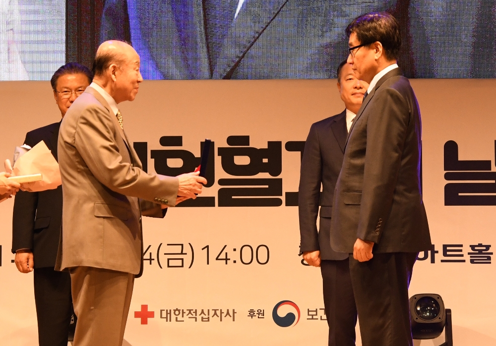 대한적십자사 박경서 회장(左)이 한미약품 사회 공헌팀 임종호 전무(右)에게 표창을 수여하고 있다. (사진=한미약품)