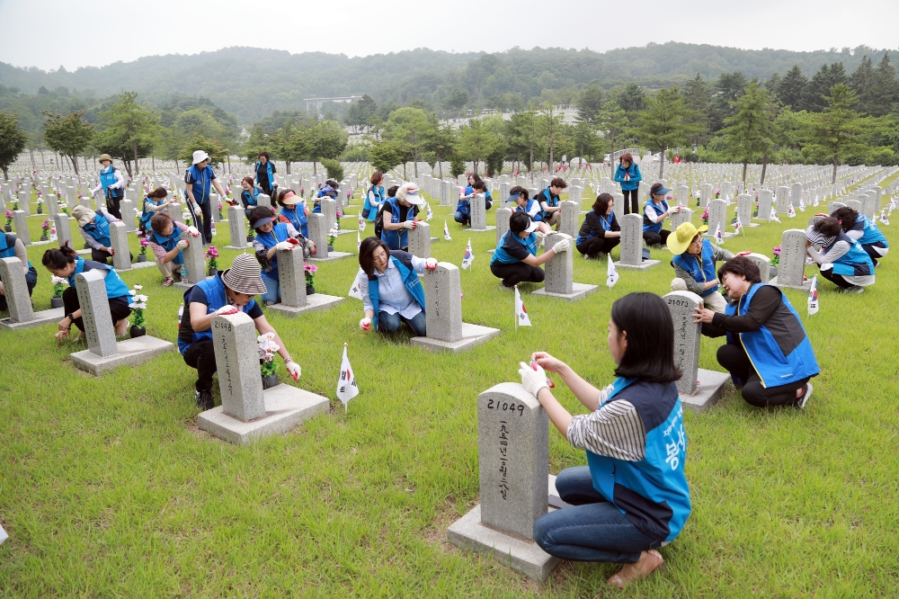 사진=자생의료재단 임직원과 자생봉사단 단원들이 지난 21일 국립서울현충원을 찾아 봉사활동을 하고 있다.