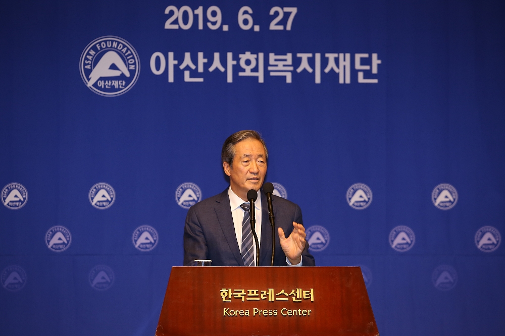 2019아산재단 심포지움 정몽준 아산재단 이사장 인사말을 하고 있다.. (사진=아산재단)