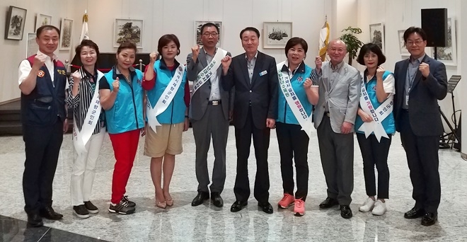 국립 난대 수목원 거제유치 홍보에 나서고 있는 거제시 재향군인회.(사진제공=거제시)