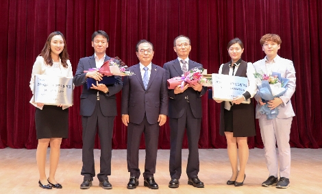 오민우 캠코(한국자산관리공사) 인재경영부장(왼쪽에서 두번째)이 4일 오후 2시 부산광역시청 대강당에서 오거돈 부산광역시장(왼쪽에서 세번째) 으로부터 ‘남녀고용평등 모범기업상’을 수상하고 관계자들과 함께 기념촬영을 하고 있다. 사진=한국자산관리공사