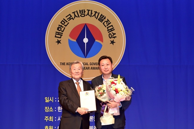 김철훈 부산 영도구청장이 기념촬영을 하고 있다.(사진제공=부산영도구)