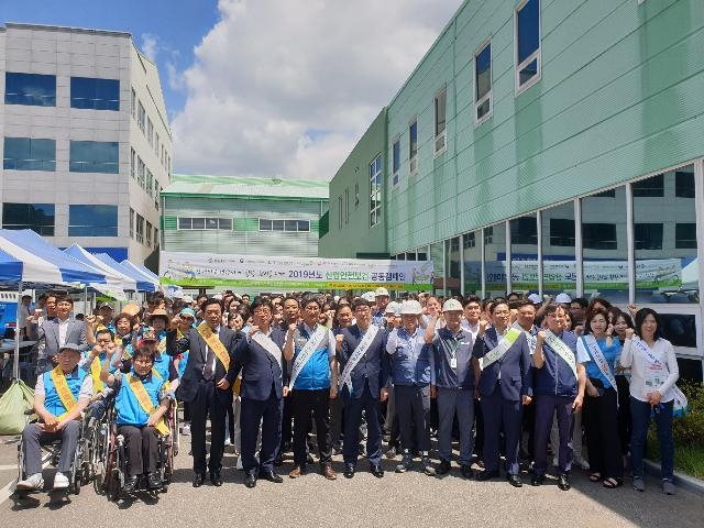 공동캠페인을 전개하고 기념촬영을 하고 있다.(사진제공=부산고용노동청)
