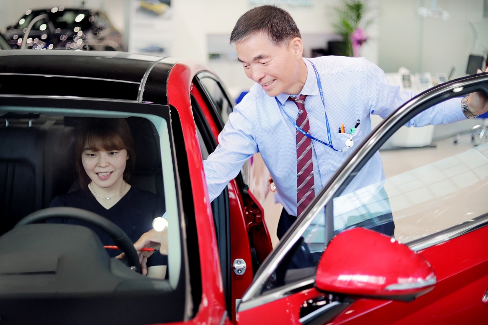 현대자동차 아홉 번째 판매거장으로 등극한 종로지점 허정섭 부장의 모습(사진=현대자동차)