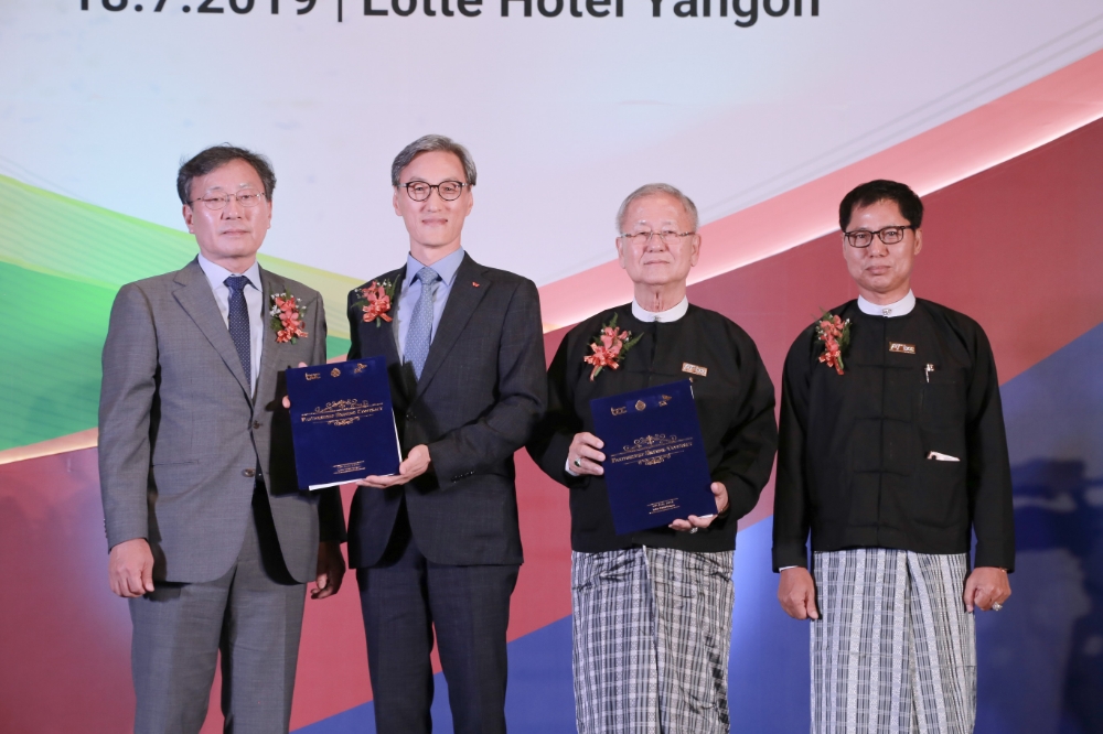 (왼쪽부터)SK트레이딩인터내셔널 서석원 사장, SK에너지 조경목 사장, BOC 아웅 슈에(Aung Shwe) 회장, BOC 윈 스웨(Win Swe) 사장이 서명 후 기념 사진을 촬영하고 있다.(사진=SK이노베이션)