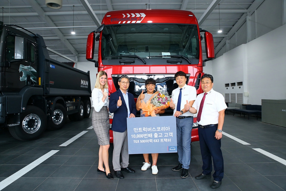 기념촬영.(사진=만트럭버스코리아)