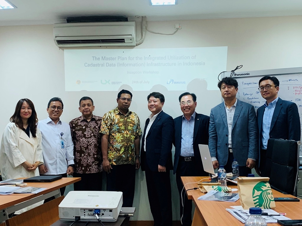 좌로부터8번째 최원준 LX글로벌사업처장, 9번째 가브리엘 트리위바와 기획협력국장, 2: 좌로부터 박정임 MGIS대표, 데니산토 기획협력국 과장, 구나완 무하마드 토지경제전문위원, 비르고 에레스타야자야 인적자원개발센터장, 최원준 LX글로벌사업처장, 류시현 LX서울지역본부 국토정보사업처장, 권우석 웨이버스 상무, 박춘동 LX글로벌사업처 차장. (사진= LX)