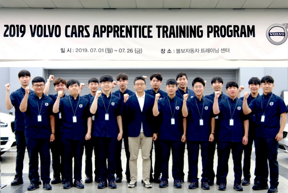 어프렌티스 트레이닝 프로그램 2기 수료생 기념 촬영.(사진=볼보자동차코리아)