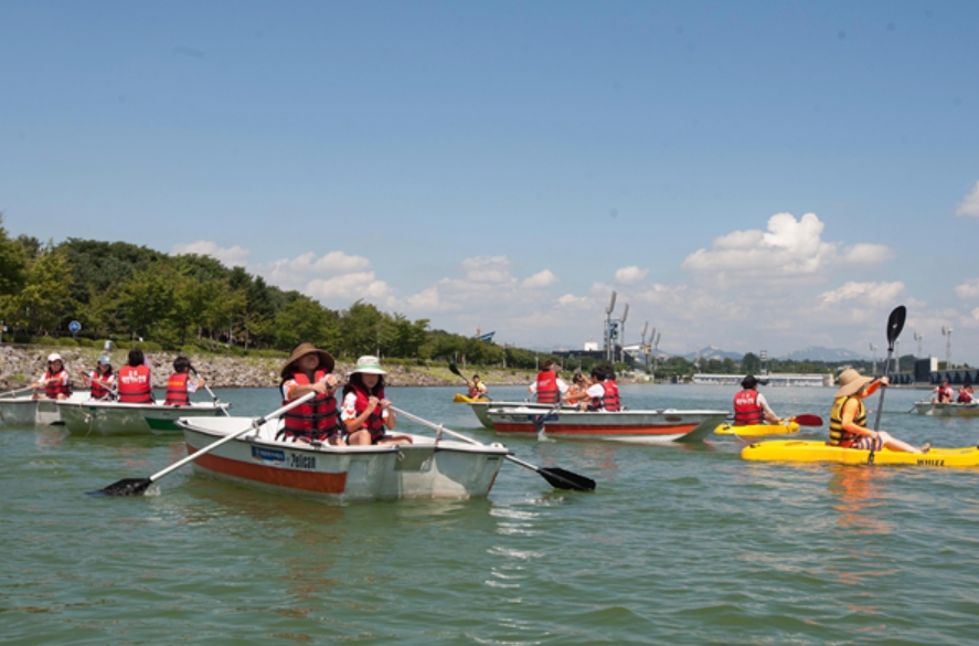 미사 경정공원에서 수상스포츠를 체험하고 있는 참가자들. (사진=국민체육진흥공단)