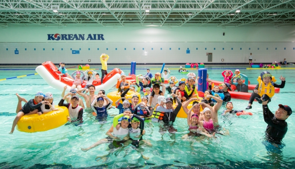 지난 3일 행사에 참여한 직원 가족들이 물놀이를 즐기는 모습.(사진=대한항공)