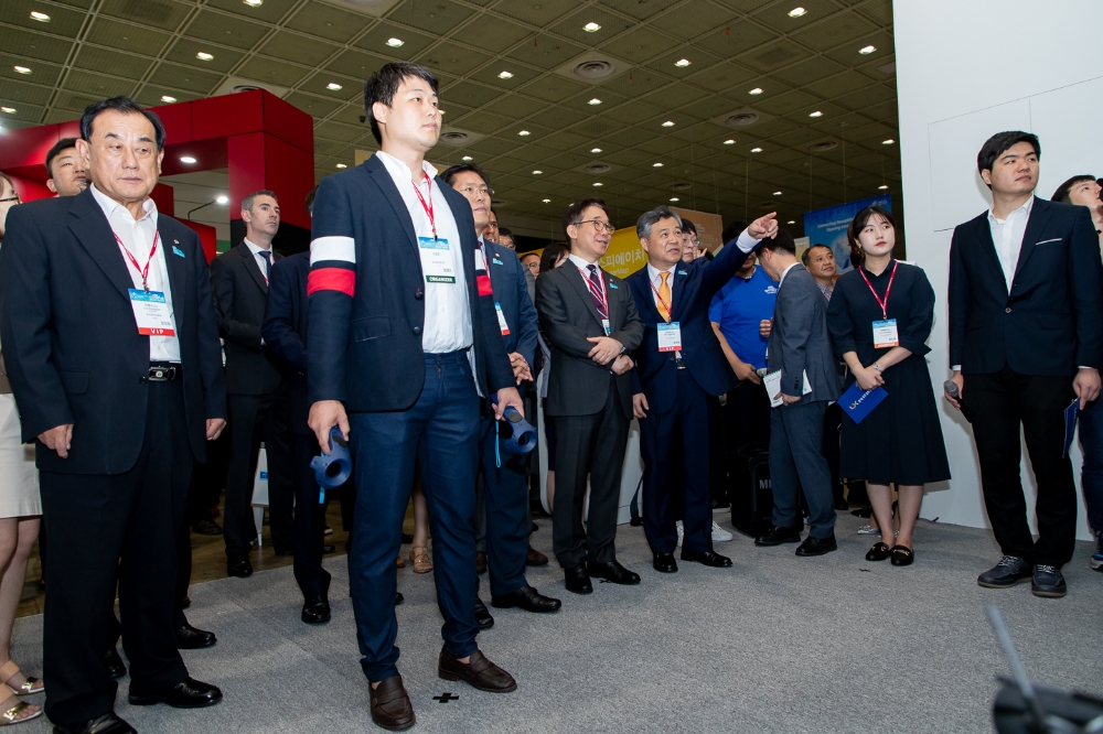 국토교통부가 주최하고 한국국토정보공사(LX·사장 최창학)가 주관하는 국내 최대 공간정보축제인 ‘2019스마트국토엑스포’는 24개국의 85개사 197개 전시부스를 운영한 결과 핀란드·파라과이·캄보디아 등 10개국의 42개 업체와 60여 건의 교류가 이어지면서 공간정보 비즈니스 플랫폼으로서 자리매김했다는 평가다.(사진= 한국국토정보공사)