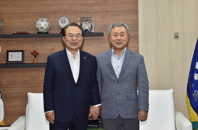 오거돈 부산시장(사진왼쪽)과 현정길 정의당부산시당 위원장과 손을 맞잡고 기념찰영.(사진제공=부산시)