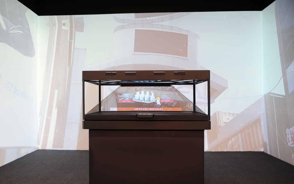 신흥 SK뷰 견본주택의 홀로그램존과 주변 벽을 스크린으로 활용한 미디어파사드(Media Facade)..(사진=SK건설)