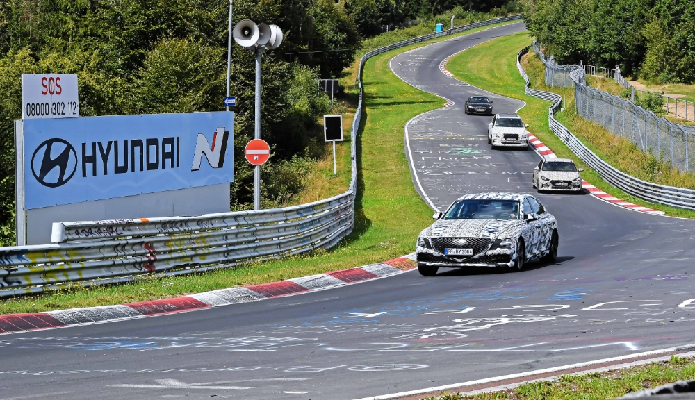 독일 라인란트팔트 주 뉘르부르크에 있는 뉘르부르크링에서 연구개발 및 상품담당 임원들이 현대자동차·기아자동차가 개발 중인 테스트 차량들의 성능 점검을 하고 있다.(사진=현대차그룹)