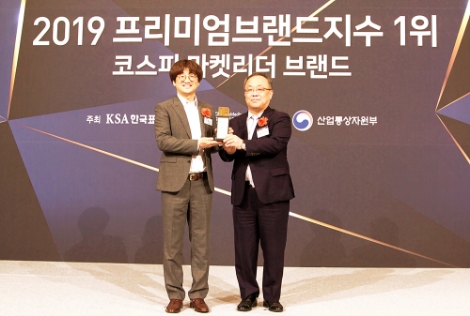 2019 프리미엄브랜드지수 1위 인증 수여식에서 양홍걸 시원스쿨 대표이사가 이상진 한국표준협회 회장과 기념촬영을 하고 있다. 사진=시원스쿨